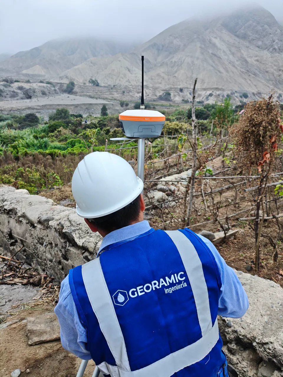 Ingeniero de Georamic operando un receptor GNSS en un levantamiento de campo
